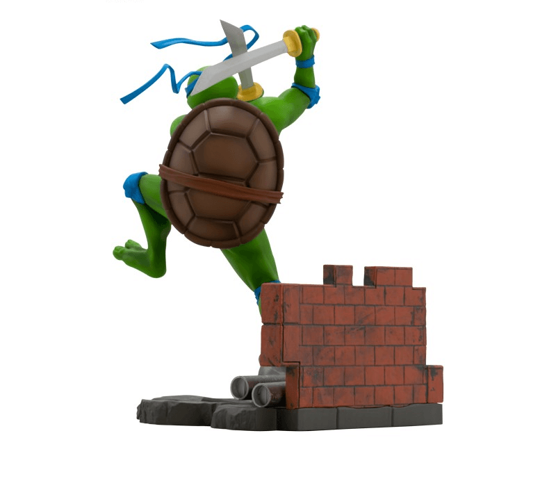Statuetta Leonardo SFC, Tartarughe Ninja, in PVC. Scena d'azione sui tetti.